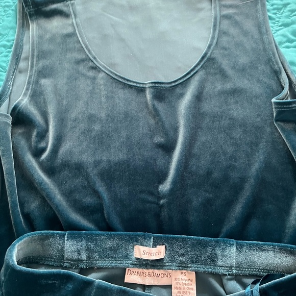 Drapers and Damon’s set of pants and sleeves less top in velour - Picture 5 of 6